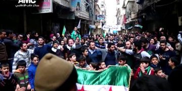 Manifestación en Aleppo el viernes 11/3 a casi 5 años del levantamiento popular contra la dictadura de Al Assad en Siria. Desde entonces ni solo día el pueblo sirio dejó de luchar heroicamente por su libertad contra la dictadura e invasores diversos.