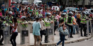 La angustia se refleja en los rostros de millones de personas. En las colas, en las paradas de buses, en los Metros de las principales ciudades, y en las calles del país, se respira un ambiente de tensión e incertidumbre.