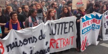 Los trabajadores, los parados, los jóvenes, más bien encontraron allí una nueva razón de rebelarse. Este paso forzado es permitido por la constitución profundamente antidemocrática de la Quinta República, antes caracterizada por Mitterand él mismo como el régimen del golpe de Estado permanente...