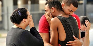 En la madrugada del domingo, 12 de junio, un hombre con armas de fuego irrumpió en el club nocturno "Pulse", frecuentado por sectores de la comunidad gay y arremetió a tiros contra la multitud, asesinando a cuarenta y nueve personas e hiriendo a más de cincuenta.