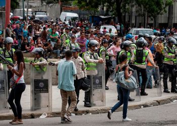 La angustia se refleja en los rostros de millones de personas. En las colas, en las paradas de buses, en los Metros de las principales ciudades, y en las calles del país, se respira un ambiente de tensión e incertidumbre.