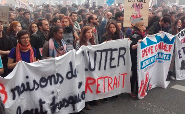Los trabajadores, los parados, los jóvenes, más bien encontraron allí una nueva razón de rebelarse. Este paso forzado es permitido por la constitución profundamente antidemocrática de la Quinta República, antes caracterizada por Mitterand él mismo como el régimen del golpe de Estado permanente...