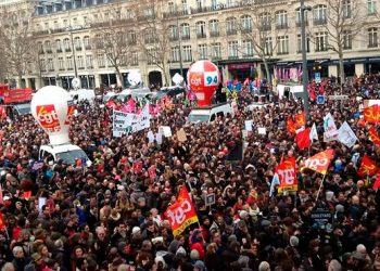 Las huelgas y movilizaciones contra el intento del gobierno "socialista" de Hollande de destruir la legislación laboral, con la nueva ley de trabajo "ley El Khomri", siguen creciendo y mantienen una popularidad del 70%.