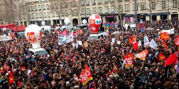 Las huelgas y movilizaciones contra el intento del gobierno "socialista" de Hollande de destruir la legislación laboral, con la nueva ley de trabajo "ley El Khomri", siguen creciendo y mantienen una popularidad del 70%.