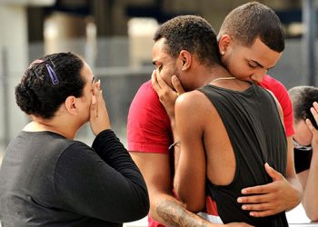 En la madrugada del domingo, 12 de junio, un hombre con armas de fuego irrumpió en el club nocturno "Pulse", frecuentado por sectores de la comunidad gay y arremetió a tiros contra la multitud, asesinando a cuarenta y nueve personas e hiriendo a más de cincuenta.