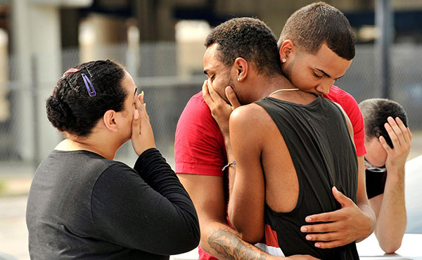 En la madrugada del domingo, 12 de junio, un hombre con armas de fuego irrumpió en el club nocturno "Pulse", frecuentado por sectores de la comunidad gay y arremetió a tiros contra la multitud, asesinando a cuarenta y nueve personas e hiriendo a más de cincuenta.