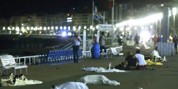 En la noche del 14 julio en la ciudad de Niza, algunos minutos después del final del fuego artificial, un camión se tiro contra la muchedumbre sobre el Paseo de los Ingleses, cerrado a la circulación para la ocasión, en medio de los espectadores que regresaban a casa, haciendo una matanza sobre mas o menos 2 km.