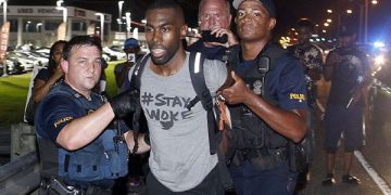 El asesinato de otros dos hombres negros, Philando Castile (32 años,docente, en Minnesota) y Alton Sterling (37 años, vendedor de CDs, Louisiana) por la policía racista norteamericana desencadenó grandes protestas en Estados Unidos, las cuales repercutieron en Europa.