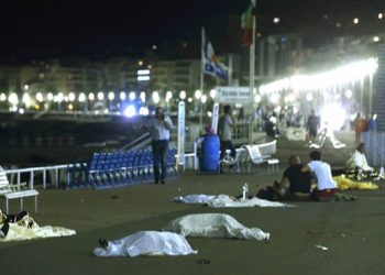 En la noche del 14 julio en la ciudad de Niza, algunos minutos después del final del fuego artificial, un camión se tiro contra la muchedumbre sobre el Paseo de los Ingleses, cerrado a la circulación para la ocasión, en medio de los espectadores que regresaban a casa, haciendo una matanza sobre mas o menos 2 km.