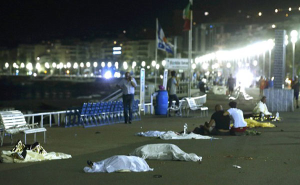 En la noche del 14 julio en la ciudad de Niza, algunos minutos después del final del fuego artificial, un camión se tiro contra la muchedumbre sobre el Paseo de los Ingleses, cerrado a la circulación para la ocasión, en medio de los espectadores que regresaban a casa, haciendo una matanza sobre mas o menos 2 km.