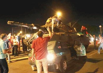 La única solución real, tanto contra las dictaduras y la represión del régimen, es la movilización de las masas trabajadoras, de la juventud y las mujeres, los kurdos y todos los sectores reprimidos y explotados contra la represión y las políticas de saqueo junto a los esfuerzos del pueblo en la exigencia de derechos y libertades democráticas.