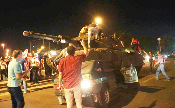 La única solución real, tanto contra las dictaduras y la represión del régimen, es la movilización de las masas trabajadoras, de la juventud y las mujeres, los kurdos y todos los sectores reprimidos y explotados contra la represión y las políticas de saqueo junto a los esfuerzos del pueblo en la exigencia de derechos y libertades democráticas.