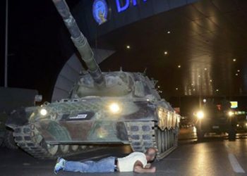 Los socialistas de la UIT-CI llamamos a repudiar al golpe militar y todo intento de reprimir al pueblo, a los jóvenes, a las mujeres y a los trabajadores que salgan a la calle a enfrentar a los militares golpistas.