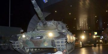 Los socialistas de la UIT-CI llamamos a repudiar al golpe militar y todo intento de reprimir al pueblo, a los jóvenes, a las mujeres y a los trabajadores que salgan a la calle a enfrentar a los militares golpistas.