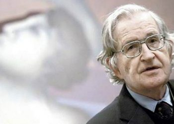 Noam Chomsky es profesor emérito de lingüística en el Instituto Tecnológico de Massachusetts (MIT) y una de las figuras más destacadas de la lingüística del siglo XX.