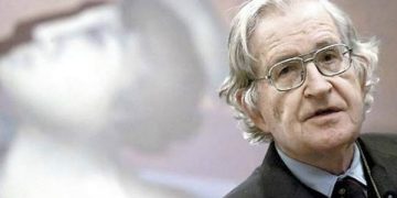 Noam Chomsky es profesor emérito de lingüística en el Instituto Tecnológico de Massachusetts (MIT) y una de las figuras más destacadas de la lingüística del siglo XX.