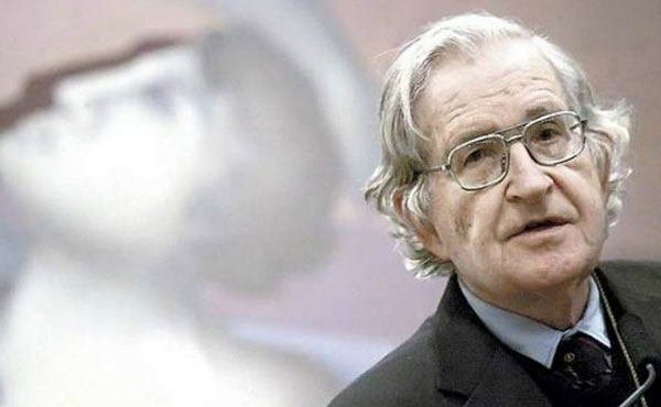 Noam Chomsky es profesor emérito de lingüística en el Instituto Tecnológico de Massachusetts (MIT) y una de las figuras más destacadas de la lingüística del siglo XX.