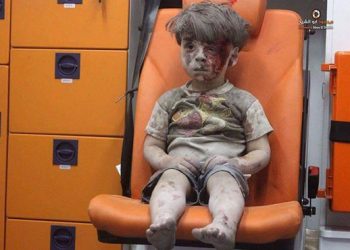 Omran Daqneesh de 5 años sobrevivió ayer a un bombardeo de la avición rusa sobre su casa en Aleppo, Siria.