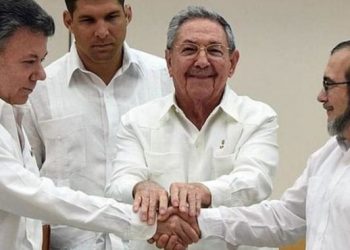 Santos (izquierda), Raul Castro (centro) y Timochenko (FARC, derecha)