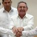 Santos (izquierda), Raul Castro (centro) y Timochenko (FARC, derecha)