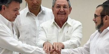 Santos (izquierda), Raul Castro (centro) y Timochenko (FARC, derecha)