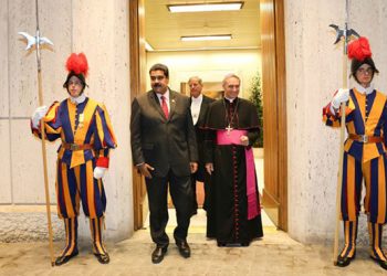 Maduro se reunió con el Papa. La iglesia mediará entre el gobierno y la MUD