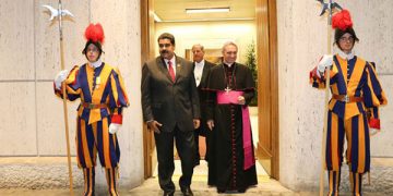 Maduro se reunió con el Papa. La iglesia mediará entre el gobierno y la MUD