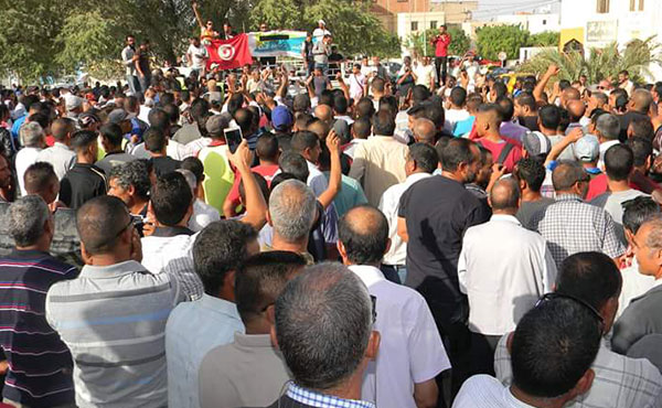 movilización espectacular de hombres y mujeres de Jemna para defender su oasis