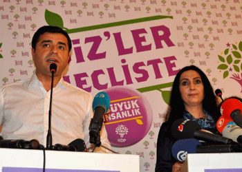 11 diputados y Selahattin Demirtaş y Figen Yüksekdağ, los copresidentes del partido, fueron detenidos y la oficina principal del partido fue allanada por las fuerzas policiales.