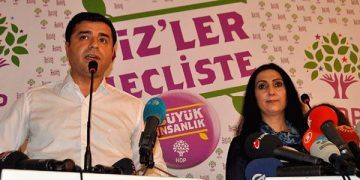 11 diputados y Selahattin Demirtaş y Figen Yüksekdağ, los copresidentes del partido, fueron detenidos y la oficina principal del partido fue allanada por las fuerzas policiales.