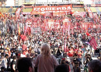 El estadio de fútbol del club Atlanta se llenó de luchadores venidos de distintos puntos del país con más de 20.000 personas en el lugar.