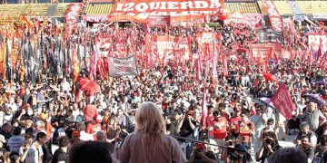 El estadio de fútbol del club Atlanta se llenó de luchadores venidos de distintos puntos del país con más de 20.000 personas en el lugar.