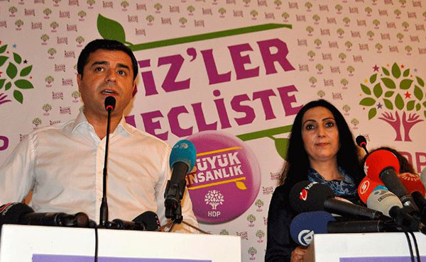 11 diputados y Selahattin Demirtaş y Figen Yüksekdağ, los copresidentes del partido, fueron detenidos y la oficina principal del partido fue allanada por las fuerzas policiales.