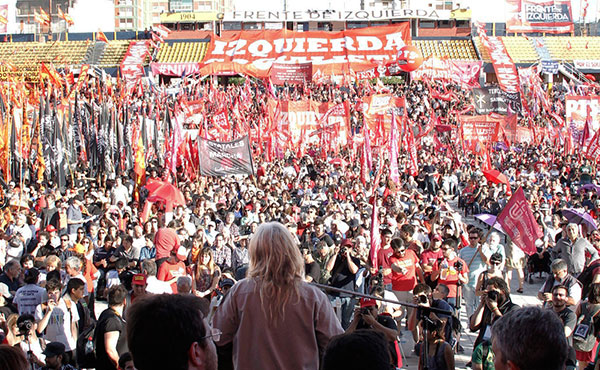 El estadio de fútbol del club Atlanta se llenó de luchadores venidos de distintos puntos del país con más de 20.000 personas en el lugar.