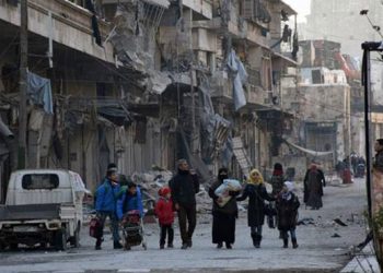 Miles de habitantes de Alepo rebelde se desplazan ante la llegada de las tropas de Al Assad