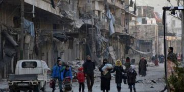 Miles de habitantes de Alepo rebelde se desplazan ante la llegada de las tropas de Al Assad