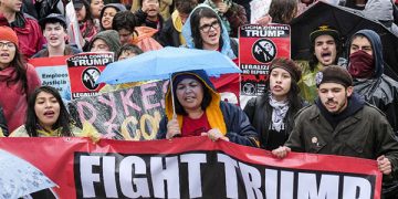 El singular nuevo presidente de EEUU ha asumido el cargo en medio de una ola de repudio mundial.