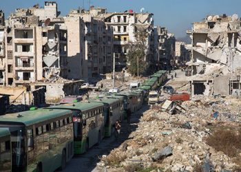 Después de meses de asedio y de años de bombardeos indiscriminados que destruyeron hospitales, escuelas y barrios enteros, se agotaban cuatro años de resistencia heroica. 35.000 de sus habitantes, según la ONU, se veían forzados a abandonar sus casas para evitar caer en la brutalidad del régimen.