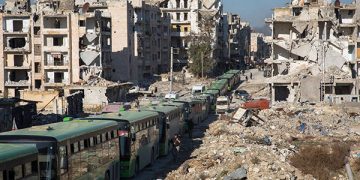 Después de meses de asedio y de años de bombardeos indiscriminados que destruyeron hospitales, escuelas y barrios enteros, se agotaban cuatro años de resistencia heroica. 35.000 de sus habitantes, según la ONU, se veían forzados a abandonar sus casas para evitar caer en la brutalidad del régimen.