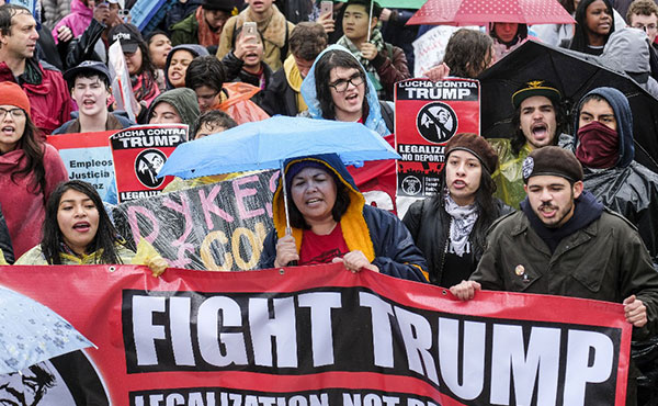 El singular nuevo presidente de EEUU ha asumido el cargo en medio de una ola de repudio mundial.