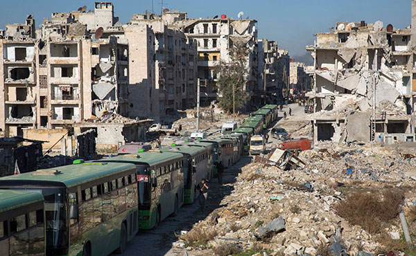 Después de meses de asedio y de años de bombardeos indiscriminados que destruyeron hospitales, escuelas y barrios enteros, se agotaban cuatro años de resistencia heroica. 35.000 de sus habitantes, según la ONU, se veían forzados a abandonar sus casas para evitar caer en la brutalidad del régimen.