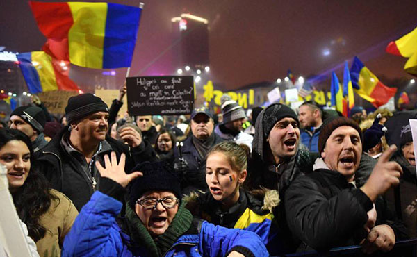 Manifestación contra el Gobierno, frente al Parlamento rumano, este domingo en Bucarest.