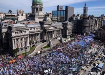 El 6 de marzo, mientras Macri inauguraba el ciclo lectivo en una escuelita de Volcán (Jujuy), cientos de miles de docentes en todo el país paralizaban las escuelas y salían a la calle.