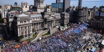 El 6 de marzo, mientras Macri inauguraba el ciclo lectivo en una escuelita de Volcán (Jujuy), cientos de miles de docentes en todo el país paralizaban las escuelas y salían a la calle.