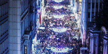 Millones de mujeres en las calles de más de cincuenta países y cuatrocientas ciudades del mundo salimos a pelear por nuestros derechos contra los planes de ajuste de los gobiernos capitalistas del mundo entero.