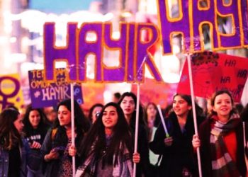 Le 16 avril prochain, un référendum impulsé par le président Erdogan, aura lieu en Turquie à propos de la constitution. Avec la réforme présidentielle, le premier ministre disparaît et c'est le président de la république qui concentre le pouvoir exécutif.