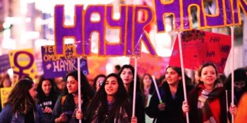 Le 16 avril prochain, un référendum impulsé par le président Erdogan, aura lieu en Turquie à propos de la constitution. Avec la réforme présidentielle, le premier ministre disparaît et c'est le président de la république qui concentre le pouvoir exécutif.