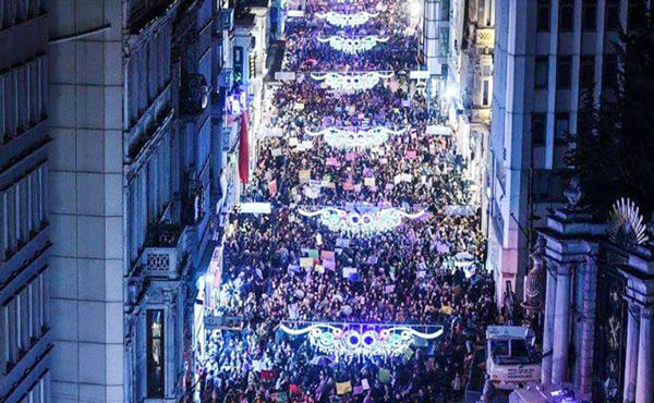 Millones de mujeres en las calles de más de cincuenta países y cuatrocientas ciudades del mundo salimos a pelear por nuestros derechos contra los planes de ajuste de los gobiernos capitalistas del mundo entero.