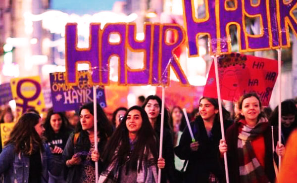 Le 16 avril prochain, un référendum impulsé par le président Erdogan, aura lieu en Turquie à propos de la constitution. Avec la réforme présidentielle, le premier ministre disparaît et c'est le président de la république qui concentre le pouvoir exécutif.