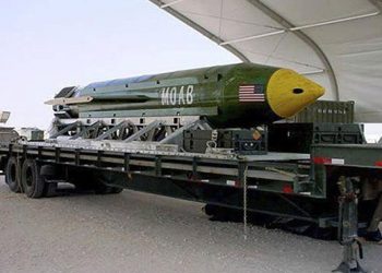 El derechista Donald Trump, presidente de los EE.UU, ordenó un bombardeo, ahora en Afganistán, con la GBU-43, un proyectil de 10 toneladas que mata con una onda de presión aérea, fue ejecutado el jueves en el distrito de Achin, en la provincia oriental de Nangarhar.